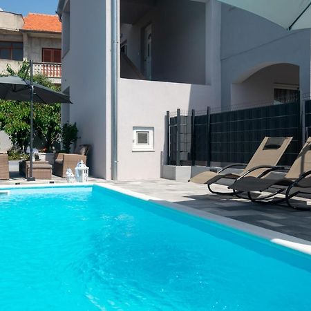 Modern Apartment With Private Pool ビビニェ エクステリア 写真