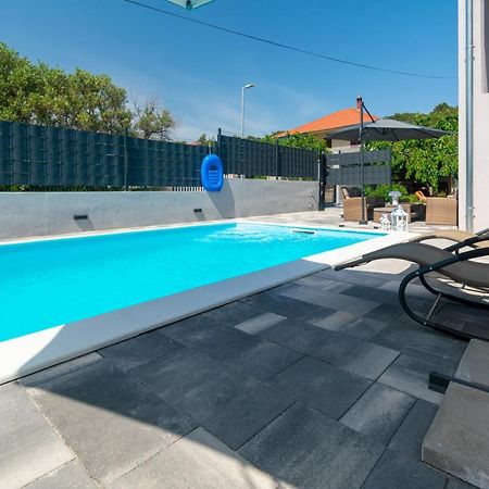 Modern Apartment With Private Pool ビビニェ エクステリア 写真