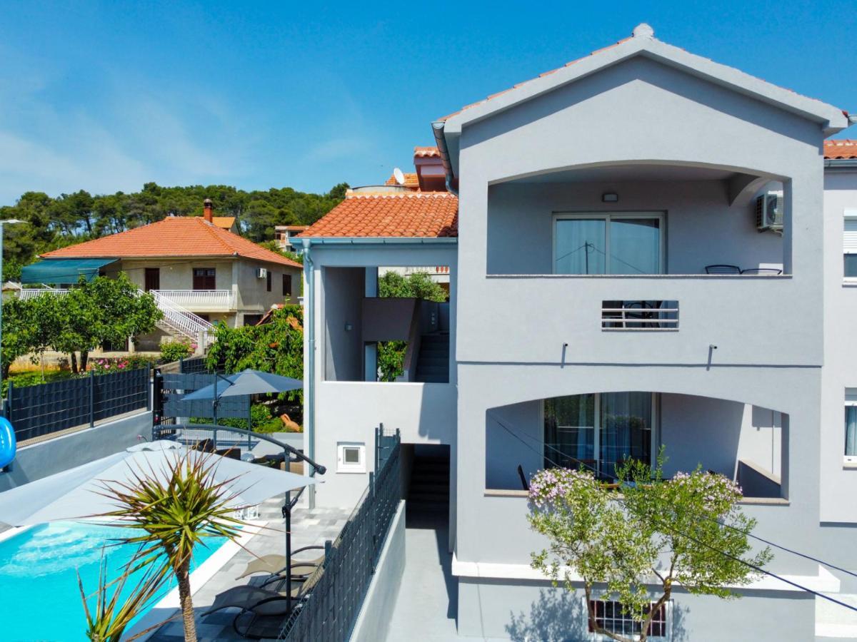 Modern Apartment With Private Pool ビビニェ エクステリア 写真
