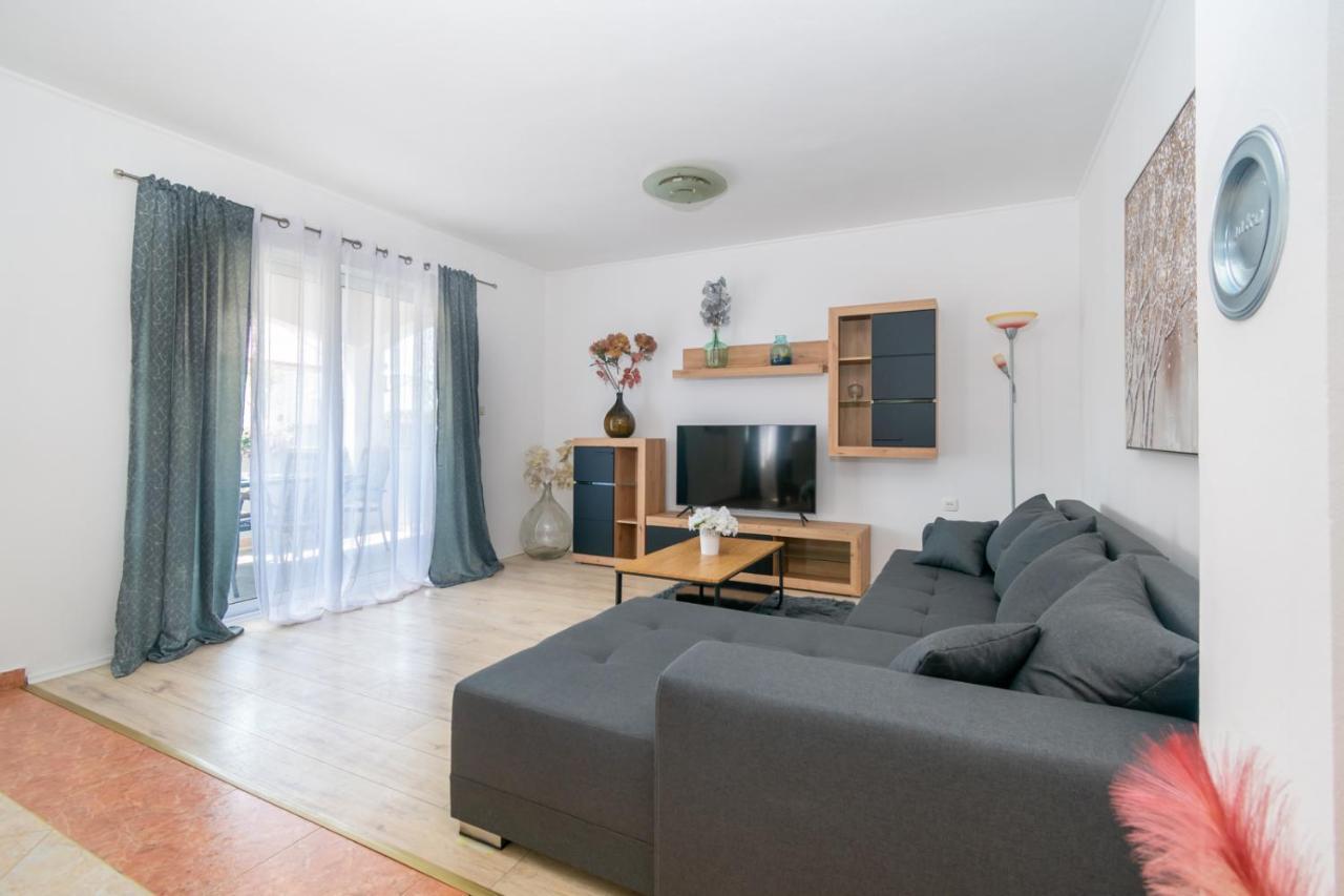 Modern Apartment With Private Pool ビビニェ エクステリア 写真