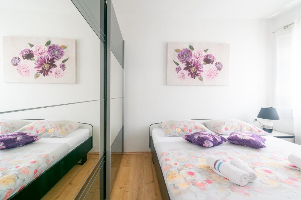 Modern Apartment With Private Pool ビビニェ エクステリア 写真