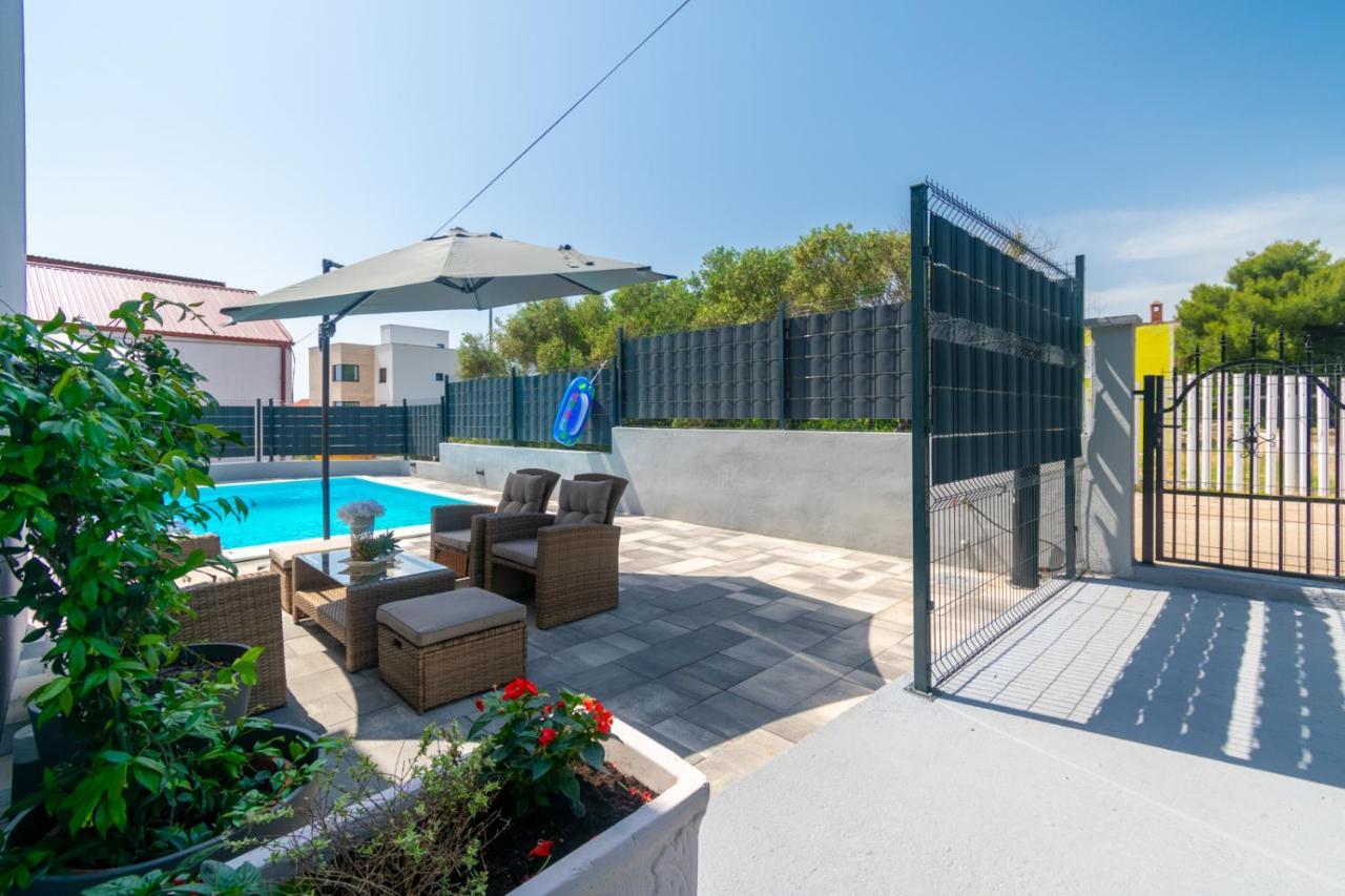 Modern Apartment With Private Pool ビビニェ エクステリア 写真