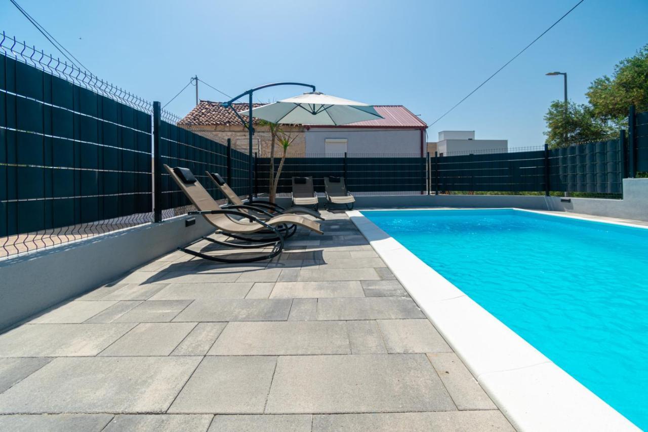 Modern Apartment With Private Pool ビビニェ エクステリア 写真