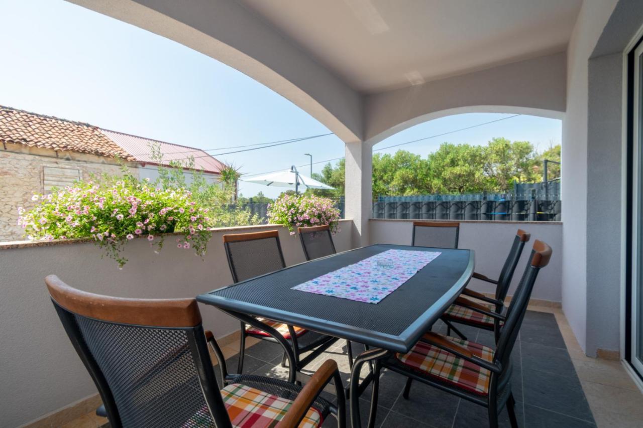 Modern Apartment With Private Pool ビビニェ エクステリア 写真