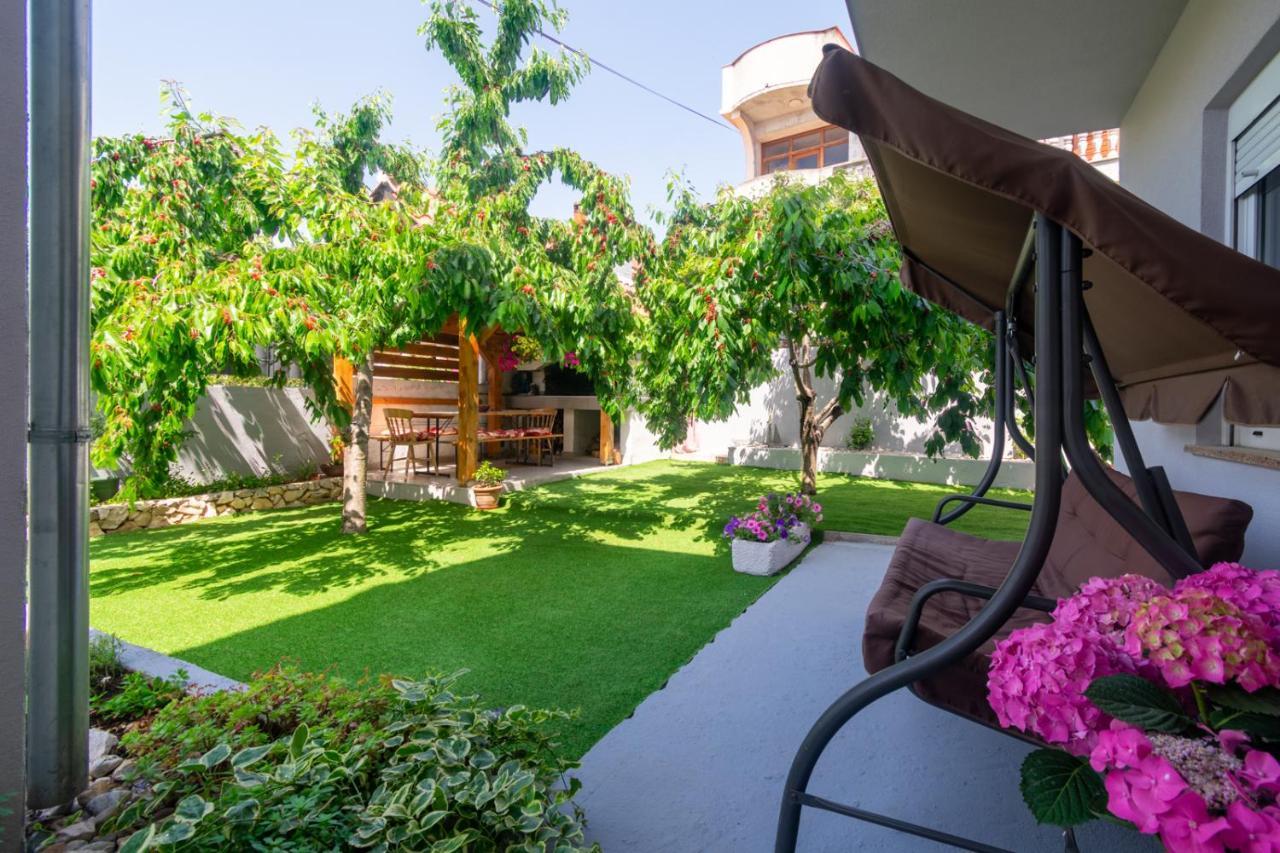 Modern Apartment With Private Pool ビビニェ エクステリア 写真