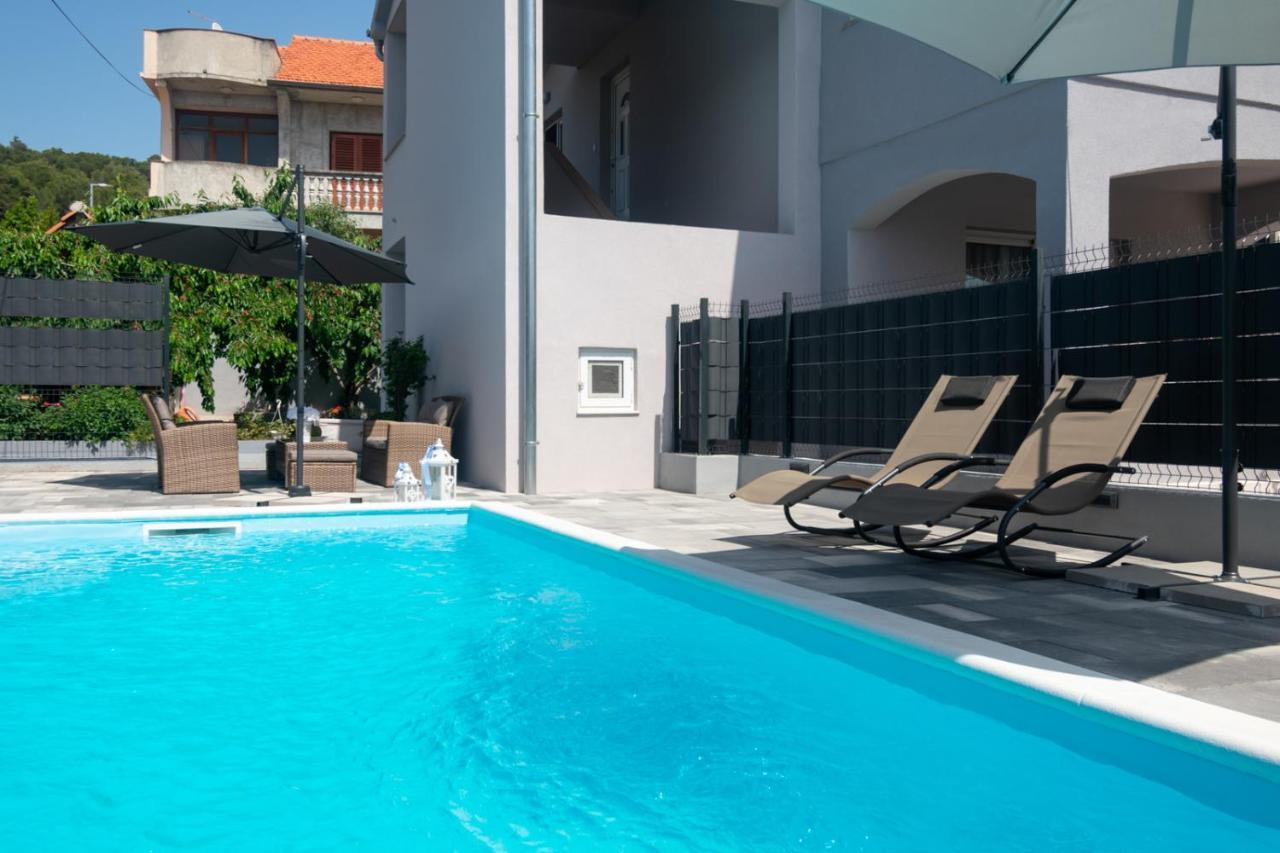 Modern Apartment With Private Pool ビビニェ エクステリア 写真