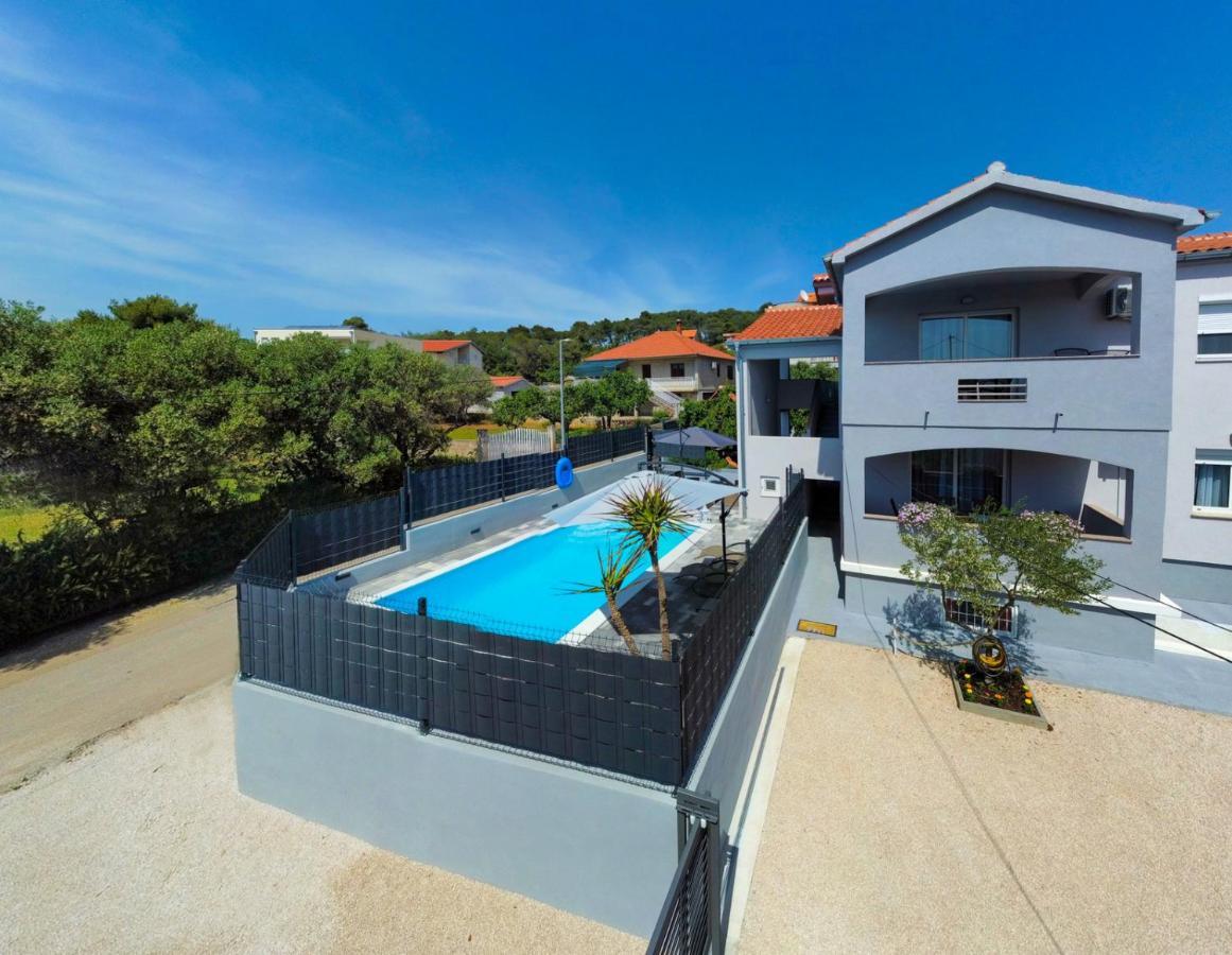 Modern Apartment With Private Pool ビビニェ エクステリア 写真