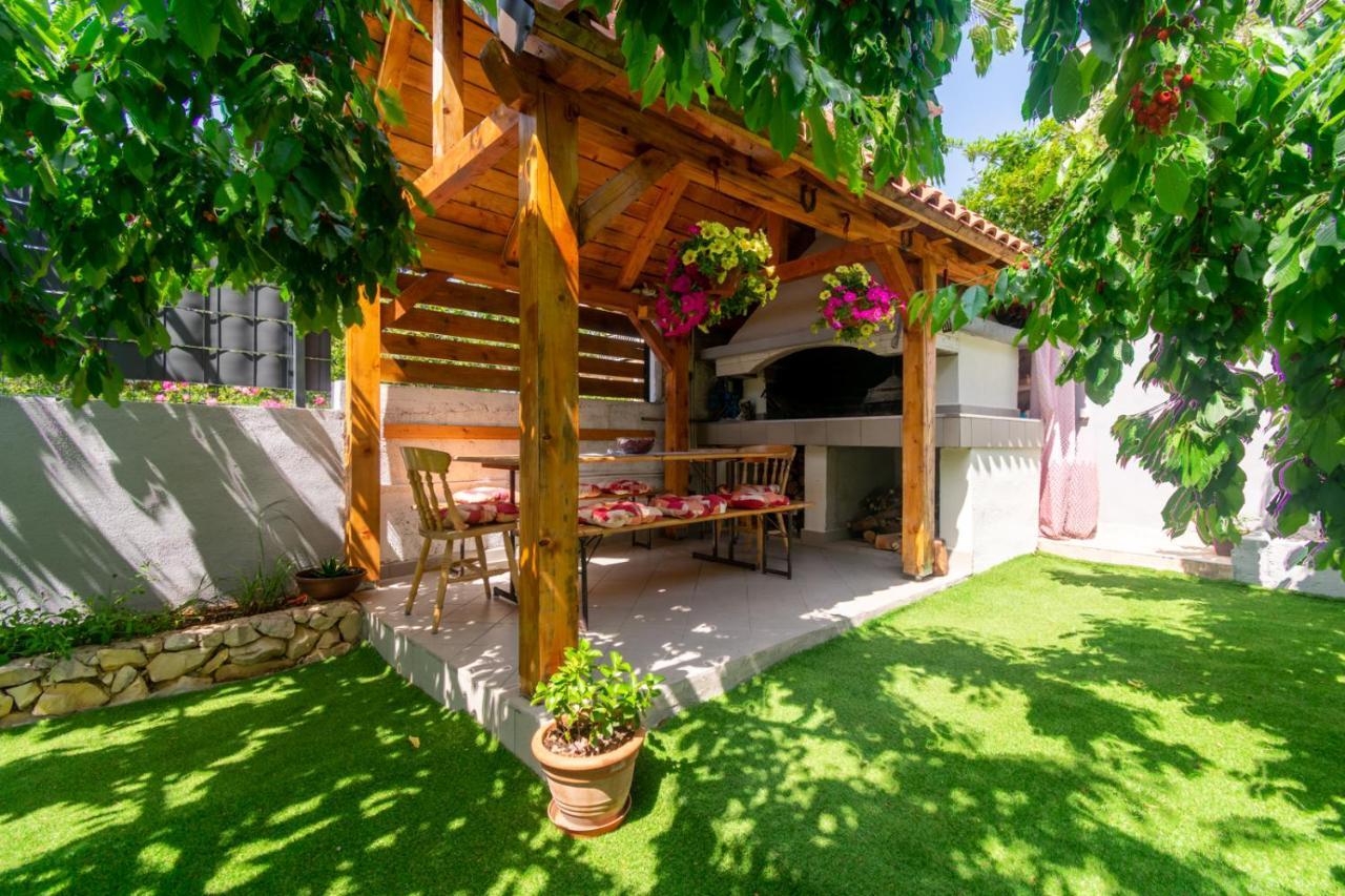 Modern Apartment With Private Pool ビビニェ エクステリア 写真