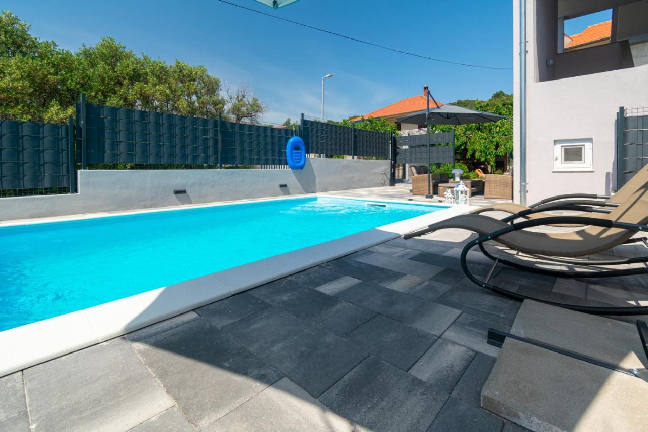 Modern Apartment With Private Pool ビビニェ エクステリア 写真